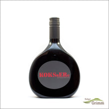 Lade das Bild in den Galerie-Viewer, Bocksbeutel Koksberg Rotwein vom Hofgut Grimm, dunkle Flasche, anthrazitfarbenes Etikett mit rotem Schriftzug