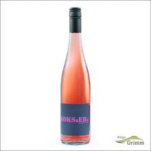 Lade das Bild in den Galerie-Viewer, Schlegelflasche Koksberg Roséwein vom Hofgut Grimm, anthrazitfarbenes Etikett mit pinkem Schriftzug